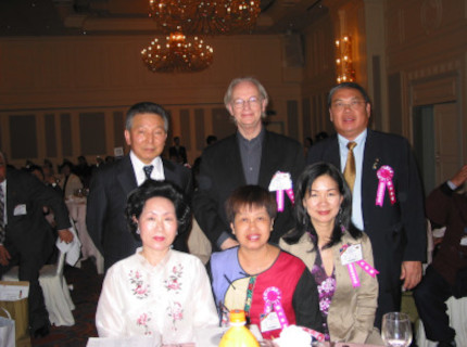 Jean-Yves Pelletier 接受 韓國文化藝術研究會姜信雄會長頒發獎章 ~ 顏小梅藝苑